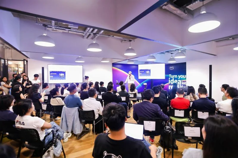 Kelly Chan presenting AI agents on stage in Hong Kong